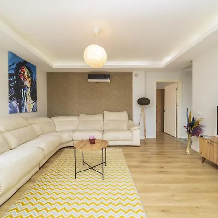 Luminous Flat 15 Min To Hadrian Gates